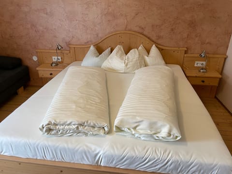 Double Room | Living area | 32-inch Smart TV with satellite channels, TV, pay movies