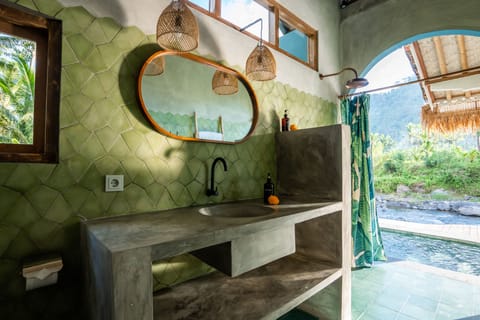 Romantic Villa | Bathroom | Shower, free toiletries, hair dryer, bidet