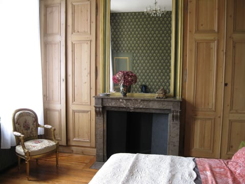 Room | Living area | Flat-screen TV