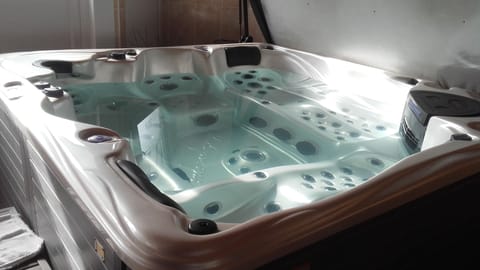 Indoor spa tub