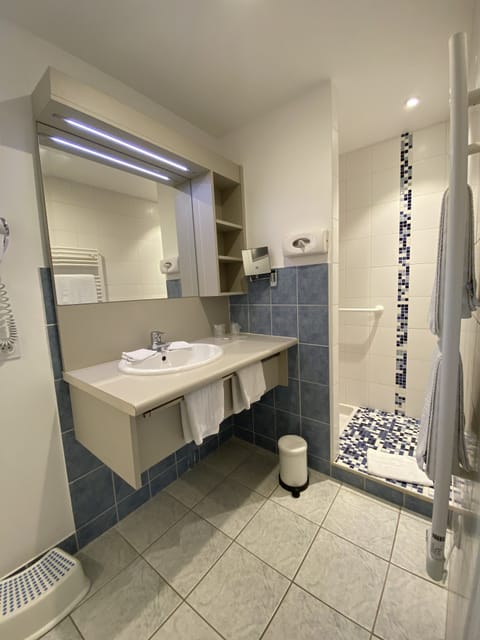 Quadruple Room | Bathroom | Free toiletries, hair dryer, towels