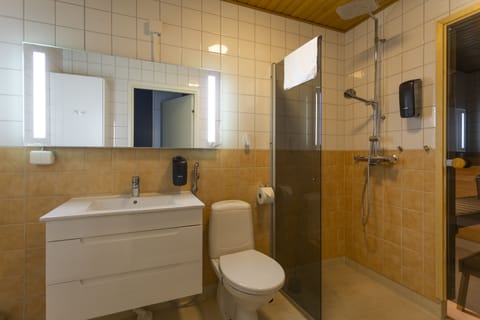 Deluxe Suite with Kitchen, Sauna & Balcony | Bathroom | Shower, hair dryer, towels