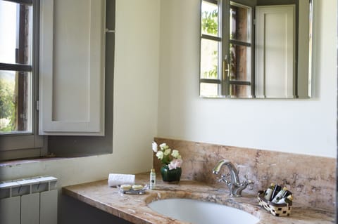 Superior Apartment | Bathroom | Free toiletries, bidet, towels