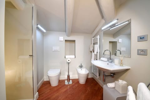 Standard Room | Bathroom | Rainfall showerhead, free toiletries, hair dryer, bathrobes