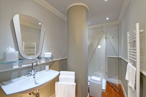 Luxury Room | Bathroom | Rainfall showerhead, free toiletries, hair dryer, bathrobes