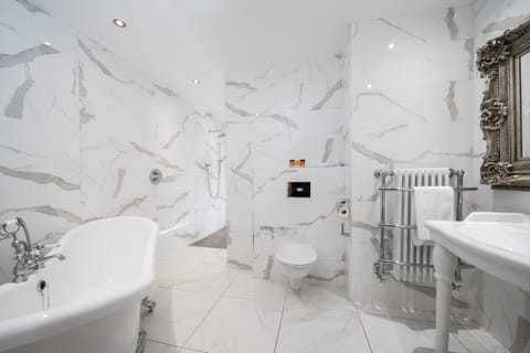 Junior Suite | Bathroom | Free toiletries, hair dryer, bathrobes, slippers