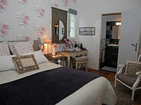 Double Room, Private Bathroom (Les Mots de Coeur)