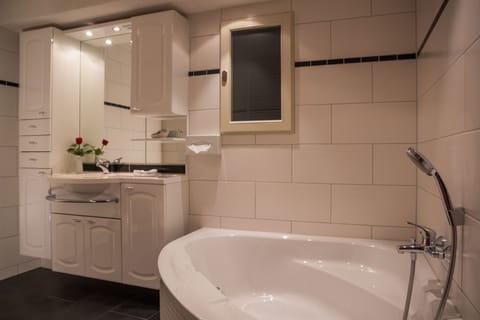 Deluxe Quadruple Room | Bathroom | Hair dryer, towels