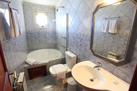 Luxury Apartment | Bathroom | Shower, free toiletries, towels