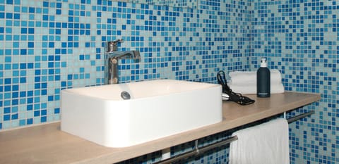 Economy Quadruple Room | Bathroom sink