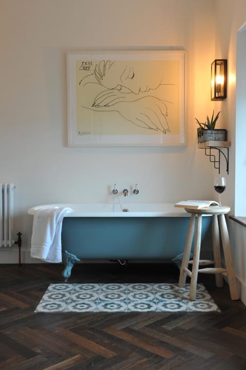 Combined shower/tub, free toiletries, towels