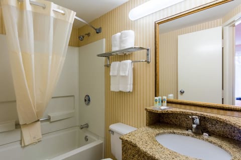 Combined shower/tub, hair dryer, towels