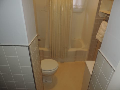 Standard Quadruple Room, Ensuite (Sapphire) | Bathroom