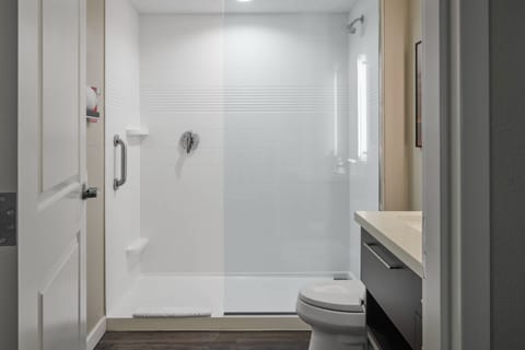 Combined shower/tub, hair dryer, towels