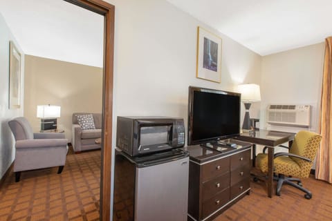 Suite, 1 King Bed, Non Smoking | Desk, blackout drapes, iron/ironing board, free WiFi