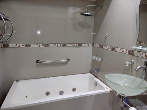 Deluxe Apartment | Bathroom | Shower, rainfall showerhead, bidet, towels