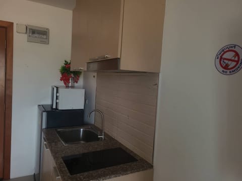 Standard Double Room  | Private kitchen | Full-size fridge, microwave, stovetop, coffee/tea maker