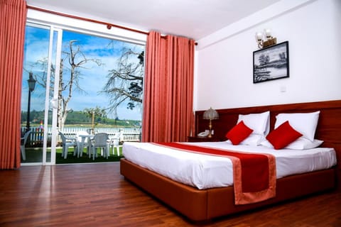 Double Room | 1 bedroom, minibar, desk, iron/ironing board