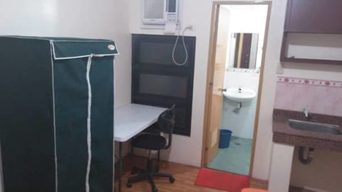 Basic Room | Desk, free WiFi, bed sheets