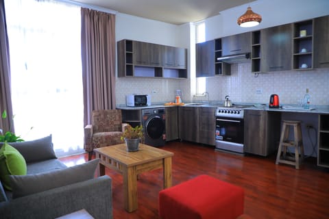 Deluxe Suite | Living area | 32-inch flat-screen TV with satellite channels, TV