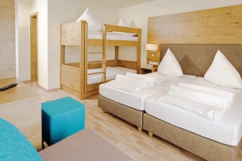 Quadruple Room | In-room safe, desk, free WiFi, bed sheets