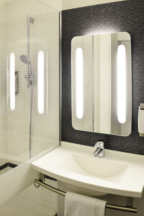 Standard Room | Bathroom | Shower, eco-friendly toiletries, hair dryer, towels