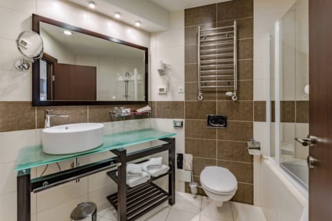 Double or Twin Room | Bathroom | Deep soaking tub, free toiletries, hair dryer, towels