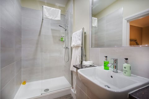 Classic Double Room | Bathroom | Free toiletries, hair dryer, bathrobes, slippers
