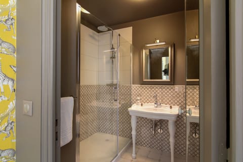 Superior Double Room, Garden View (Château) | Bathroom | Free toiletries, hair dryer, towels, soap