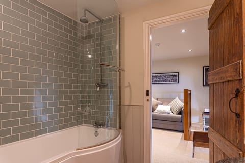 Superior Quadruple Room | Bathroom | Combined shower/tub, hair dryer, towels