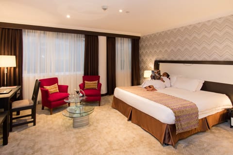Deluxe Room with Park View | Premium bedding, minibar, in-room safe, desk