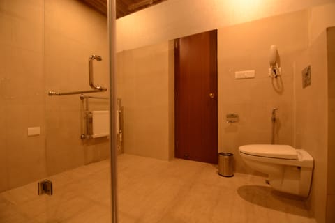 Regent Double Room | Bathroom | Shower, rainfall showerhead, free toiletries, hair dryer