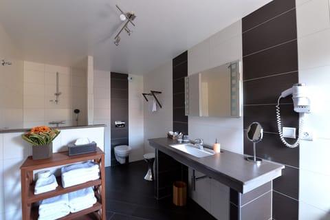 Family Suite, Private Bathroom (SYLVANER) | Bathroom | Shower, free toiletries, hair dryer, towels