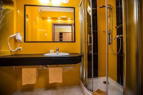 Triple Room | Bathroom | Shower, designer toiletries, hair dryer, towels