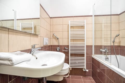 Standard Double Room, 1 Queen Bed | Bathroom | Free toiletries, hair dryer, bidet, towels