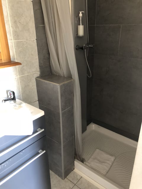 Double Room | Bathroom | Shower, free toiletries, hair dryer, towels