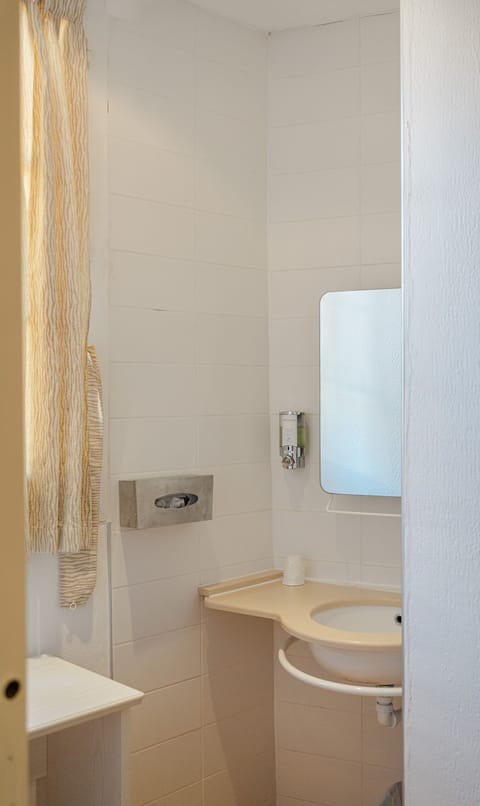 Basic Single Room | Bathroom | Shower, free toiletries, hair dryer, towels