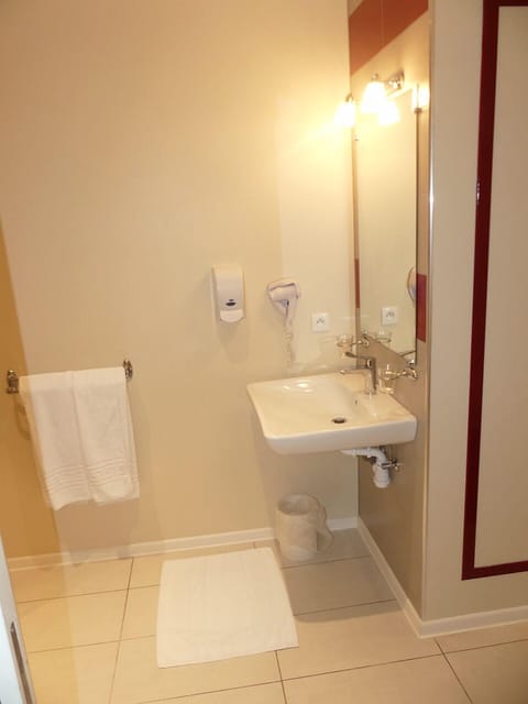 Comfort Twin Room | Bathroom | Shower, free toiletries, hair dryer, towels