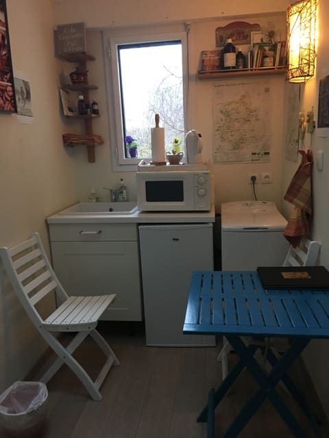 Chambre Pommes d'epices | Shared kitchen facilities | Shared fridge, microwave, coffee/tea maker, cookware/dishes/utensils