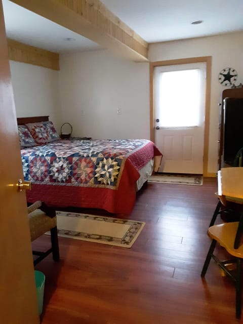 Economy Room, 1 Queen Bed, Mountain View, Ground Floor | Individually decorated, individually furnished, iron/ironing board