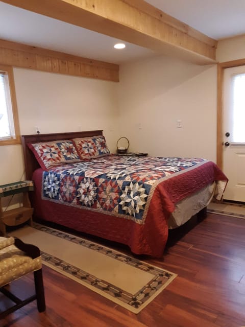 Economy Room, 1 Queen Bed, Mountain View, Ground Floor | Private kitchen | Fridge