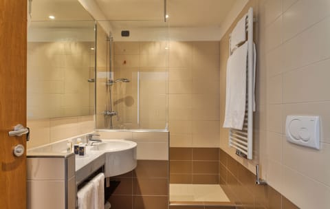 Superior Twin Room | Bathroom | Shower, hair dryer, bidet, towels