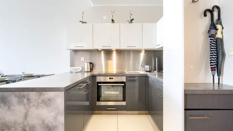 Apartment (B 415) | Private kitchenette | Fridge, electric kettle, cookware/dishes/utensils