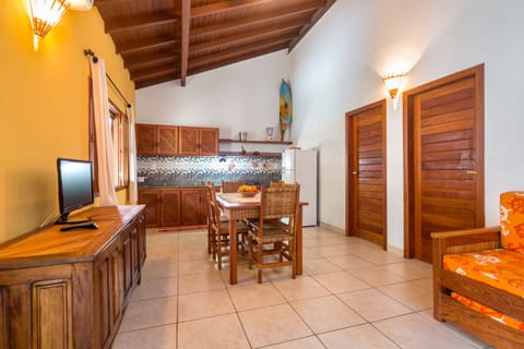 Deluxe Apartment | Private kitchen | Full-size fridge, microwave, stovetop, cookware/dishes/utensils