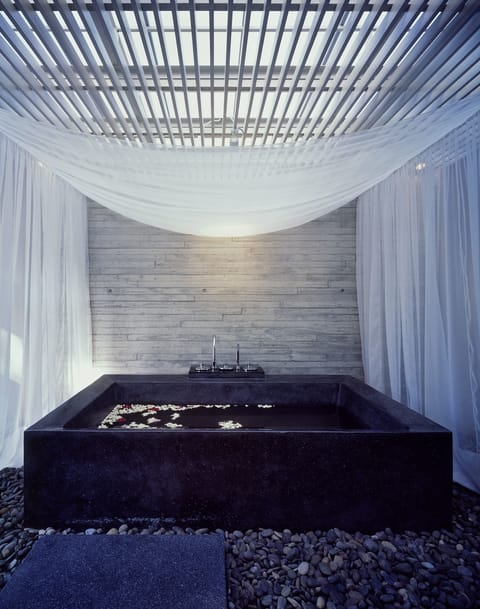 Sauna, hot tub, steam room, body treatments, aromatherapy