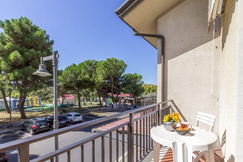 Terrace ouside of bedroom with view on park