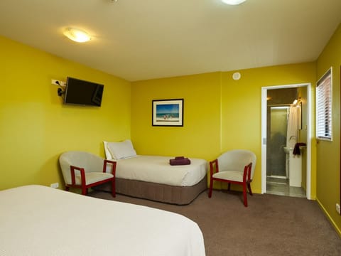 Suite, 1 Bedroom | Premium bedding, iron/ironing board, free rollaway beds, free WiFi