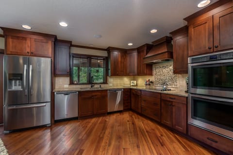 For BIG GATHERINGS:
2 dishwashers, 2 XL ovens, undercounter ice , XL Fridge