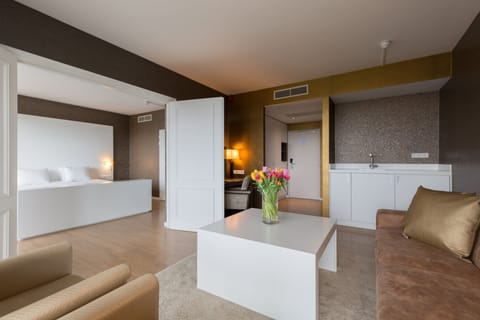 Suite | Minibar, in-room safe, soundproofing, iron/ironing board