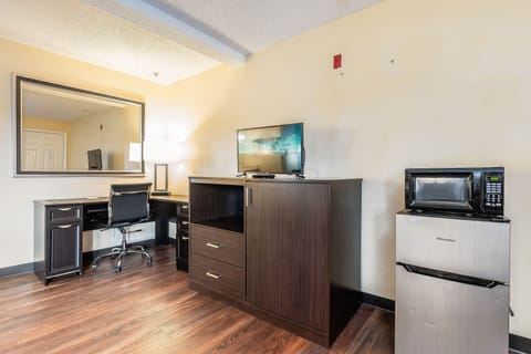 Studio Suite, 1 King Bed, Non Smoking | Desk, blackout drapes, iron/ironing board, cribs/infant beds